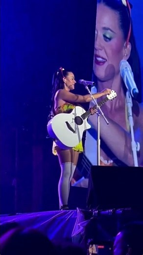 Katy Perry Honors Dolly Parton in Emotional Concert Moment ❤️