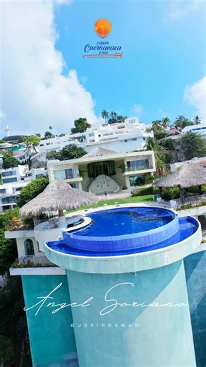 Hay casas bonitas… y luego está CASA ARENA en Acapulco 🌊✨ Una propiedad que simplemente juega en otra liga. Diseño, ubicación, amplitud y experiencia… TODO en un mismo lugar. 💎 Alberca espectacular 🌴 Jardín amplio para eventos 🌅 Vista que te desconecta de todo 👨‍👩‍👧‍👦 Espacios ideales para grupos grandes Pero más allá de la casa… Esto también es un antes y un después en cómo te mostramos nuestras propiedades 👇 🎬 En Casas Cuernavaca estamos evolucionando. Hoy no solo rentas una casa… Ho