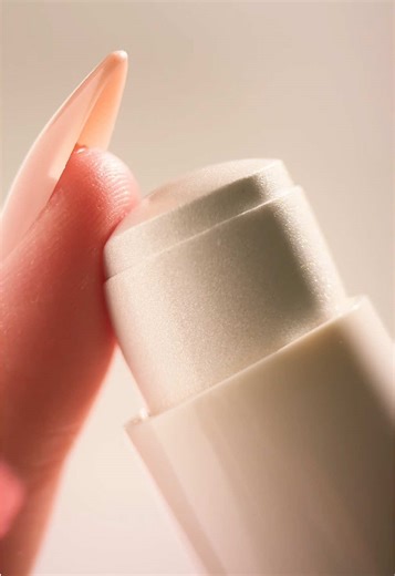 Give your skin a radiant glow with NEW Dreamlight Gelée Highlighter Sticks ✨ Features: ⭐Unique water-based, bouncy, jelly texture​ ⭐Cooling, soothing sensation upon application​ ⭐One-swipe, patch-free color payoff ⭐Available in 4 shades for $14 USD