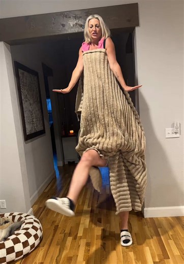 Divertido Dúo Bailando y Compartiendo Buenas Vibras