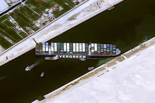 Ce que l’on sait de l’incident au canal de Suez : un cargo toujours coincé et le commerce mondial ralenti