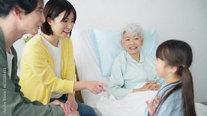 高齢の入院患者を見舞う家族