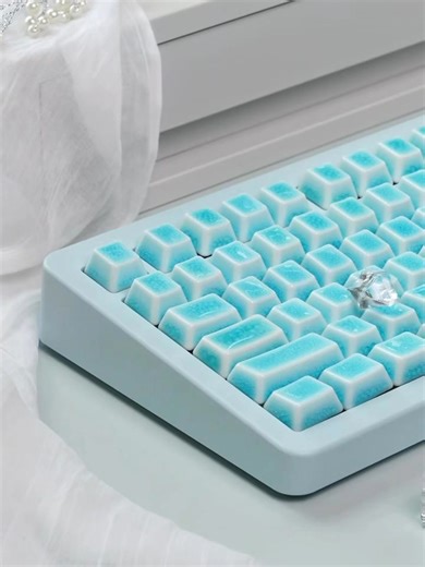 Crazed Blue ceramic keycaps feature delicate icy cracks on a smooth ceramic surface, offering a consistent texture and a cool, clean look for any workspace. 📷：小茉莉 #cerakey #cerakeycaps #keycapset #keycapdesign #mechanicalkeyboard #keebstuff #desksetup #gamingpc #typingasmr #customkeyboard #keycaps #ceramickeycap #typing