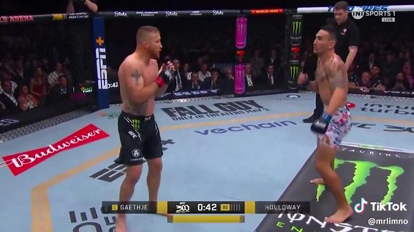 Max Holloway Breaks Justin Gaethje's Nose in Round 1 Finale at UFC300