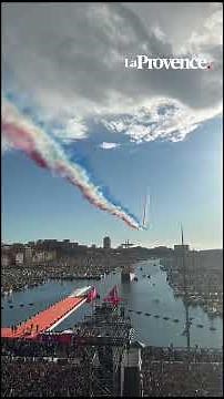 La patrouille de France survole Marseille pour l’arrivée du Belem