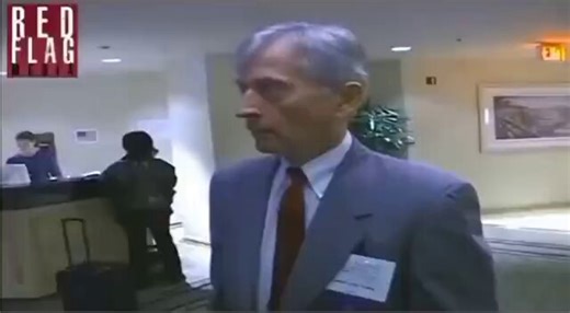 🚨 IL REFUSE DE JURER SUR LA BIBLE QU’IL EST ALLÉ SUR LA LUNE !😱❗Regardez cette scène incroyable de 2001 :💥John Young, astronaute d’Apollo 12 (celui qui a marché sur la Lune en 1969), est abordé par Bart Sibrel.On lui tend une Bible et on lui demande simplement :« Mettez la main sur la Bible et jurez devant Dieu que vous avez vraiment marché sur la Lune. »Sa réaction est… très instructive.Au lieu de répondre calmement « Oui, bien sûr », il s’énerve, refuse catégoriquement, devient agressif et 