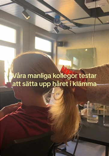 Vem gjorde det bäst, och vad ska vi be dem testa mer? 🤔🤭 #hairclip #justgirlythings #hårklämma #hairstyle