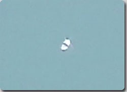 イギリス、デボン・クリフの海上を横切る変形するUFO