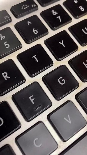 How to clean your laptop keyboard #cleaningtips #cleaninghacks | Clean That Up