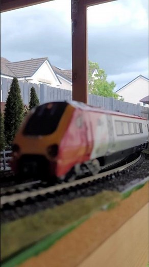 Bachmann 00 Virgin Voyager Class 221 Passes around bend | #00gauge