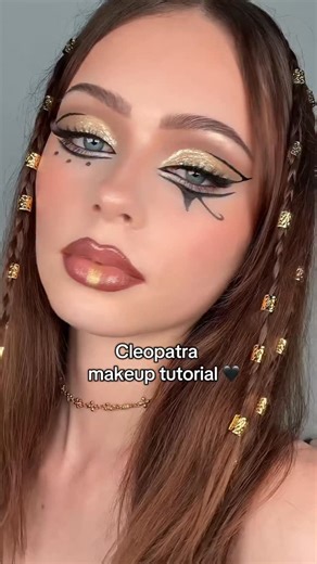sophie grace on Instagram: "Cleopatra makeup tutorial 🖤✨ for all of the members of group 7 #cleopatra #cleopatramakeup #halloweeen #halloweenmakeupideas #halloweenmakeup #eyeliner #glitter #makeup #makeuptutorial #explore #explorepage #reels #reelsofinstagram #trending #aesthetic #makeupideas"