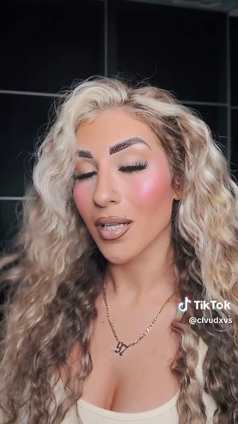 lmk if y’all want a more detailed makeup tutorial🫦‼️ #makeup #transition #transformation #beauty #explore