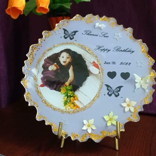 Resin art photo frame #epoxyresin #art #handmade #diycrafts #resinphotoframe #giftingmadeeasy giftin