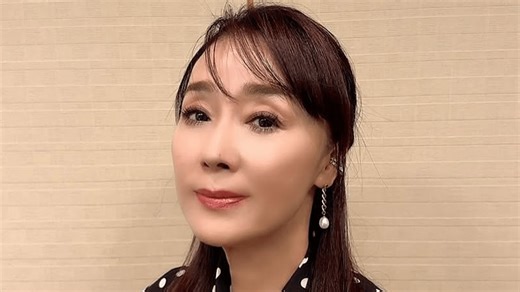 “57歳で熟年婚” 浅野ゆう子(65) ダンディーと話題の顔出しした夫との2ショットに反響「雪景色が似合います」「旦那様とお幸せそう」 - ABEMAエンタメ - 話題のSNS (ニュース) | 無料動画・見逃し配信を見るなら | ABEMA