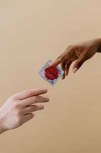 “Les capotes c’est cher !” ❌ Faux ! Si tu as moins de 26 ans, c’est gratuit en pharmacie. Oui oui, vraiment gratuit. Pas besoin de prescription, juste à en faire la demande. Il est primordial de te protéger à chaque rapport et dès le premier rapport. On ne veut pas te faire peur mais il est important que tu saches que : - 1 rapport non protégé peut suffire pour tomber enceinte. - Plus de 15 IST (infection sexuellement transmissible) peuvent se transmettre dès le premier contact sexuel (et certai