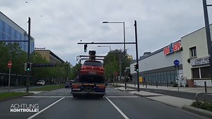 Abschlepper-Ehepaar Angie und Guido Dentz wird von der Polizei beauftragt, einen auf der Seite liegenden Unfallwagen zu bergen. Dieser blockiert eine enge Straße und natürlich sollen dort parkende Pkws keinen Schaden abbekommen. 🚑🥺 👉 „Achtung Kontrolle“ – streamen auf Joyn und Montag bis Freitag, um 18:55 Uhr bei Kabel Eins! #AchtungKontrolle | Kabel Eins