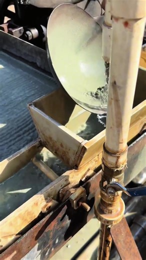 The vibrating table utilizes the back-and-forth movement of the table surface and lateral water flow to separate minerals into layers based on density differences, effectively achieving the sorting of gold ore.#Goldsortingshaker #Separationshaker #Sandgoldshaker #GoldPanningShakingBed #GoldPanningEquipment #Goldchute #Indonesia #Jakarta #Surabaya #Medan #Bandung
