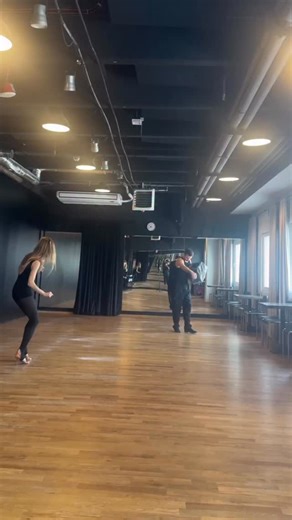 What’s happening here? Guess! 😂 No, dawajcie! #mikosie #dancingthroughlife #neveradullmoment❤️ #tanieczgwiazdami | Izabella Miko