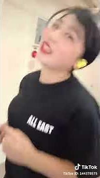 トレーニング中の揺れる胸にズームイン！TikTok