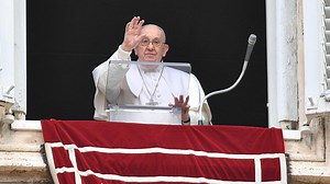 Pope at Angelus: God embraces us and frees us from our sins - Vatican News