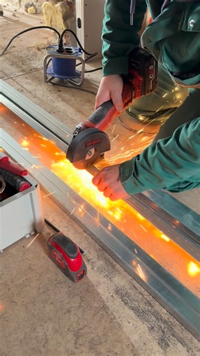 Rene Voigt on Instagram: "Mafell macht auch Winkelschleifer und mit WS125-18 macht es echt Spaß und Power und Balance im Handling sind wirklich gut @mafell.dach 💯. Der Winkelschleifer hieht ordentlich durch und ist mit CAS @cordless_alliance_system Akkus kompatibel, welche am Griff in der Position zu verstellen sind. #woodchuckofficial #mafell #cordlessalliancesystem #tools #new #handwerk"