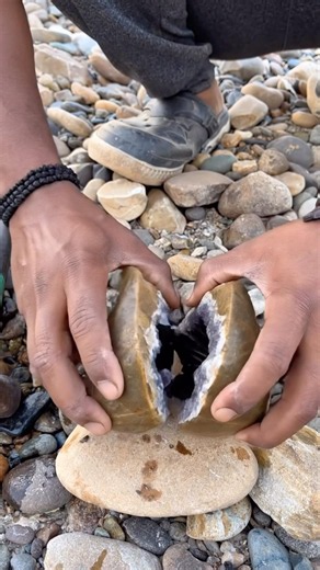 Cracking Open a Geode Reveals Stunning Black Crystal Treasures!