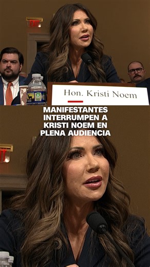 La secretaria de Seguridad Nacional de EE.UU., Kristi Noem, fue interrumpida por manifestantes que portaban pancartas contra #ICE durante su testimonio del jueves ante la Cámara de Representantes sobre las amenazas a la seguridad nacional. | CNN en Español