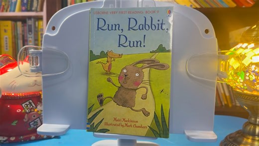 《Run Rabbit Run》 → 《快跑，小兔子！》🌟 绘本推荐 🌟Usborne 英国“第一图书馆”系列趣味故事一只小兔子正在草地上玩耍…