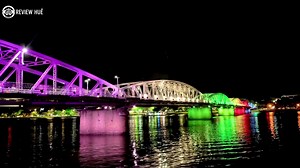 49K views · 4.3K reactions | Thành phố ấy luôn khoác lên mình vẻ lặng im, nhưng phải chăng đó cũng là điều đặc biệt nhất mỗi khi nhớ về Huế…? - - - - - © ReviewHue vui lòng không reup! #ReviewHue | Review Huế | Facebook