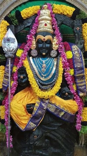 கண்ணீரை காலடியில் காணிக்கையாய் சேர்த்து விட்டோம் அழுகை வர பார்ப்பது உன் அழகா#muruga #முருகன்பாடல்கள்