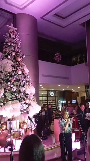 MERRY, BLUSH, AND BRIGHT 🎄 HAPPENING NOW: Ascott Makati welcomes the holiday season with its Christmas tree lighting ceremony today, Nov. 26. (📸 Poch Eulalia | Edited by Nancy Marie Manila Bulletin Lifestyle) #ManilaBulletinLifestyle #AscottMakati #fblifestyle | Manila Bulletin Lifestyle