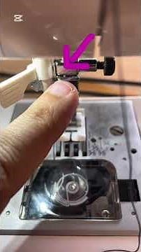 Cómo enhebrar la aguja de la máquina de coser (paso a paso sin exigencias)