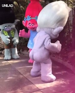 This glitter-farting ‘Trolls’ character is a hilarious new addition to Universal’s Orlando theme park 😂🌈 | UNILAD