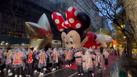 Giant Minnie Mouse towers over residents at Macy's Thanksgiving parade