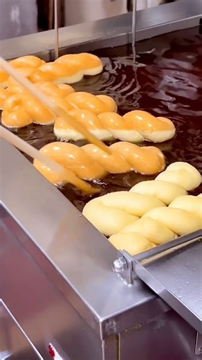 Spock um out, see how our iconic Twist Glazed Donut is made 😋 Like sample? 👀 Get it now for a limited time at all Hawaii locations (6/30), and all year round at Arroyo Crossing, while supplies last. #NextStopZippys #donut #hawaiibakery #pastries #howitsmade | Zippy's