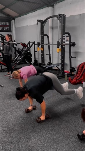 Alice May Training | Strength Coach on Instagram: "THE GRIND 🔥 Practice run: ✔️ 10 exercises • 3 min each Competition day (6th Dec): 4 minutes per exercise—more time to crush those reps (or die). Challenge yourself. Go solo, duo, or squad mode. How far can you push it? Go to @darlo_bootcamp for more info! Ladies are lifting: 20kg bench 20kg KB squat 15kg reverse lunge 15kg push press 5kg DB devils press Burpee over line 10kg snatches 9kg slam balls Butterfly sit-ups 10kg ground to air Men’s lif