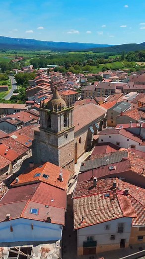 🍷 Rioja Alavesa: where wine meets heritage, nature, and soul. Walk through medieval villages 🏘️, sleep in wine hotels 🍇, explore ancient dolmens ⛰️, and toast under golden sunsets 🌅. Every sip, stone, and view tells a story. A land to taste, to slow down, and to remember. 📍 Rioja Alavesa, Basque Country — 🍷 Rioja Alavesa: donde el vino se encuentra con la historia, la naturaleza y el alma. Recorre pueblos medievales 🏘️, duerme entre viñedos 🍇, descubre dólmenes milenarios ⛰️ y brinda baj