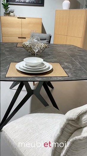 Table extensible EMMET - L'élégance d'un plateau en céramique marbrée et d'un pied géométrique !