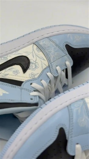 Татуировка на Jordan 1 Mid • Цветы на коже кроссовка
