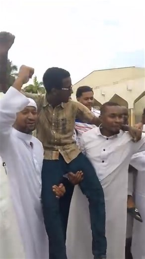 Teachers and students from Sheikh Khalifa Secondary School in Mombasa celebrate the splendind perfomance in last years Kenya Certificate of Secondary Education (KCSE) results. The school posted a mean score of 9.6415 points and had 17 students scoring A. All the 212 students qualifed for university entry | Sahifa Media