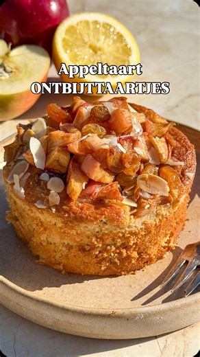 SUPER SNELLE APPELTAART ONTBIJTTAARTJES 😍🍎 glutenvrij, voedzaam & zó klaar Wie wil er nou niet ontbijten met appeltaart? Deze warme, zachte taartjes zitten vol goede ingrediënten en voelen als een feestje op je bord… gewoon om 8 uur ’s ochtends ✨ 👉🏻 Reageer met LEKKER TAARTJE of APPEL en ik stuur je 3 extra ontbijt-taart recepten baktips toe 🎁🥳 INGREDIËNTEN (voor 2 taartjes) 90 g appelmoes 60 g Griekse yoghurt 2 eitjes 50 g glutenvrij havermeel 40 g amandelmeel 1 el ahornsiroop 1 tl vanill