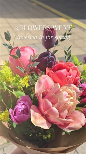 The best spring flowers are also the most expensive to grow. Does that stop us from going overboard every year? Absolutely not! Every year we invest (probably a bit too much) in ranuncs, anemones and the fanciest tulips we can find. This year we have some new varieties on the go, and some old favourites making a comeback too. We don't think we can have spring without Pink Star tulips now, so there's plenty of those in crates in our polytunnel 😍💐 Our Valentine's collection will be live shortly,