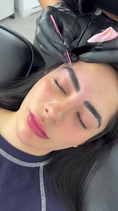 Así logramos cejas perfectas, simétricas e ideales para tu rostro. Procedimiento: COMBO DISEÑO Y EPILACIÓN FULL. ¡Servicio Top! 🔥 Incluye: - Exfoliación de cejas - Laminación de cejas #browlamination - Diseño de cejas #browmapping - Epilación de cejas (cera o hilo) •NO INCLUYE PIGMENTOS (Henna / Tinte) ¡Resaltamos tu mirada de manera natural! 🤍 Ubicación: CDMX - Sede Pedregal (zona sur) - Sede Río Lerma (zona centro) . . . #cejas #cejaslaminadas #cejasperfectas #cejaslindas #cejasnaturales #la