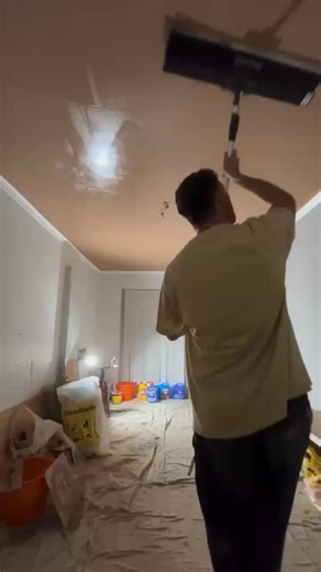 Royal Plastering is proof that plastering is therapeutic… even when your shoulders are screaming from old sports injuries! 💪 18 years in, and he’s still loving it, especially with our SUPERSKIM spatulas making every pass easier on the body: https://www.refina.co.uk/hand-tools/spatulas-knives/superskim-x-lite-flexible-spatula.html#/206-sizes-18_460mm #UpTheSpreads #RefinaTools #PlasteringLife | REFINA