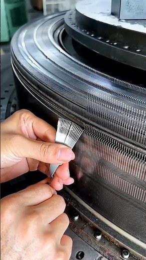 Circular knitting machine needle replacement