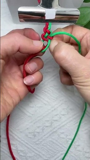 How to braid a two-color bracelet
