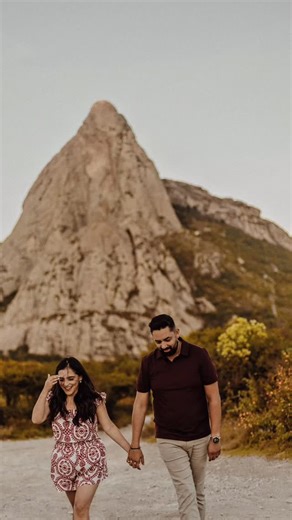 Fotógrafo Querétaro on Instagram: "La sesión de Save the Date es el inicio visual de una historia que está por celebrarse. Es un momento íntimo y lleno de emoción, donde la pareja se muestra tal como es: miradas cómplices, risas sinceras y gestos que hablan de amor sin decir una sola palabra. La sesión captura la esencia de su conexión y la ilusión de lo que viene. Cada fotografía se convierte en un anuncio especial, una manera hermosa de decirle al mundo: pronto comienza nuestro para siempre. �