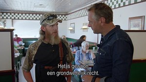 Dat zijn knalprijzen! In dit Amerikaanse wegrestaurant krijg je korting als je een wapen bezit. Kijk de laatste aflevering van Reizen Waes tot 18 april terug op bit.ly/reizenwaesvs | VPRO