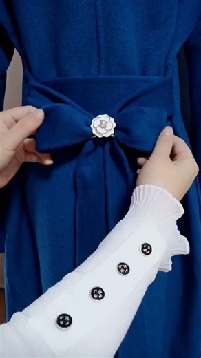 How to Use a Flower Scarf Buckle to Buckle a Trench Coat Belt