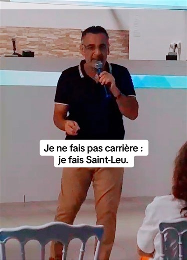 Ce soir, je vous parle sans filtre. (Oui, c’est brut. Mais c’est du vrai.) 1) Mon code de conduite Je ne suis pas là pour “me vendre” ou faire carrière. Être maire, ce n’est pas un titre : c’est une mission. Je resterai le même, simple, au quotidien. 2) Nos cantines scolaires : du bon du local Je veux que nos marmailles mangent bon, et surtout des produits de Saint-Leu, avec nos agriculteurs. On trouvera les solutions et on le fera. 3) Circulation / accès à Saint-Leu : il faut défendre un dossie